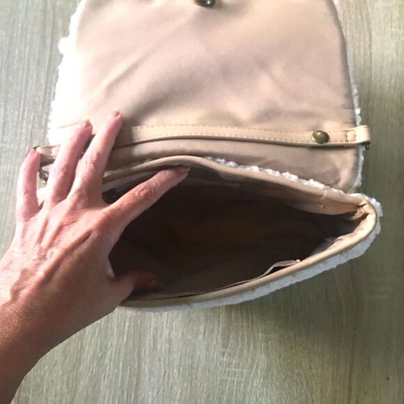 NWT … UNIVERSAL THREAD Cream Sherpa Crossbody / Purse - Picture 8 of 10